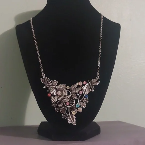 Betsey Johnson Silvertone Floral Multi Color Rhinestone Necklace 18" - Picture 4 of 17
